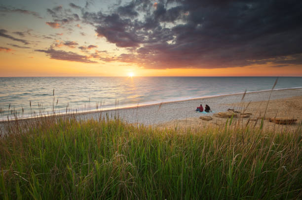 istock Couple on the sea 1176479970