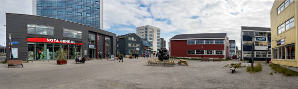 панорамный вид на торговый центр на улице иманек, нуук, гренландия. - greenland inuit house arctic стоковые фото и изображения