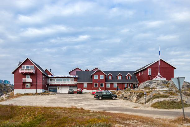 гостиница семандшеммет - дом моряка в нууке, гренландия. - greenland inuit house arctic стоковые фото и изображения