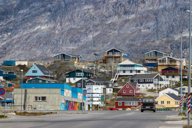 maisons résidentielles en bois dans le centre de nuuk, groenland. - greenland inuit house arctic photos et images de collection