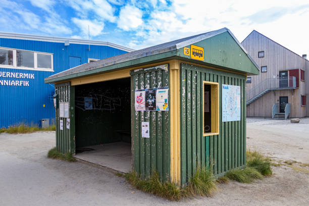 arrêt de bus en bois dans le centre de nuuk, groenland. - greenland inuit house arctic photos et images de collection