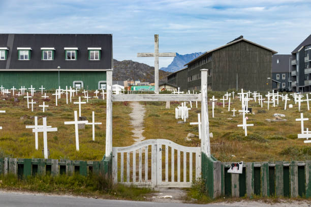 вход на кладбище нуук на улице аккусинерсуак, гренландия. - greenland inuit house arctic стоковые фото и изображения