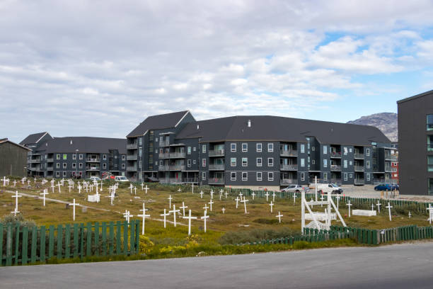 могилы пересекают деревянные знаки на кладбище нуук на улице аккусинерсуак, гренландия. - greenland inuit house arctic стоковые фото и изображения