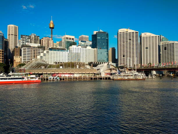 darling harbour, sydney, australie - sea life centre photos et images de collection