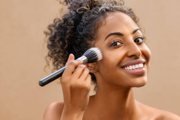 black beauty woman using makeup brush - blush imagens e fotografias de stock