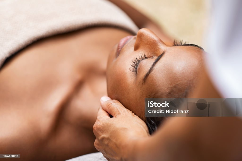 Zwarte vrouw krijgt hoofdmassage - Royalty-free Spa Stockfoto Zwarte vrouw krijgt hoofdmassage - Royalty-free Spa Stockfoto