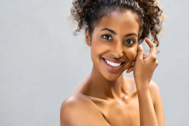스파 트리트먼트 후 젊은 아프리카 여자 - women spa treatment happiness human face 뉴스 사진 이미지