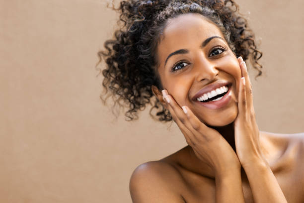 sorprendido hermosa mujer negra - mimarse fotografías e imágenes de stock