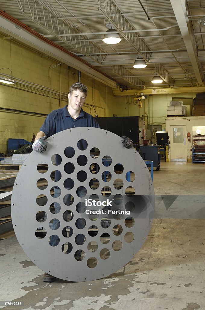 Obrero metalúrgico con grandes fabricadas de componentes - Foto de stock de Adulto libre de derechos
