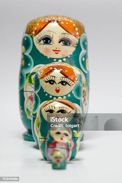 Bambole Russe Di Nidificazione - Fotografie stock e altre immagini di Abilità - Abilità, Ammucchiare, Bambine femmine