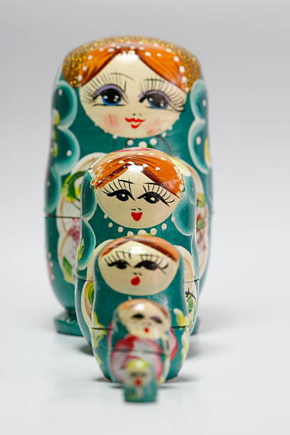 ninhos bonecas russas - russian nesting doll wood family teamwork - fotografias e filmes do acervo