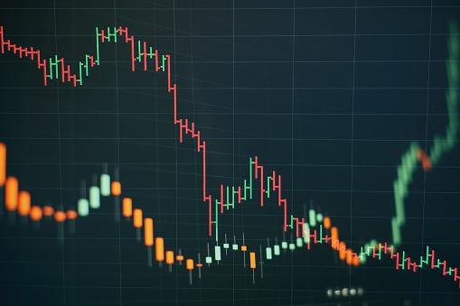 Gráfico e indicador de precios técnicos, gráfico de velas rojas y verdes en la pantalla del tema azul, volatilidad del mercado, tendencia al arriba y abajo. Negociación de acciones, fondo de criptodivisa. photo