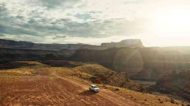 drohnenansicht: auto am shafer trail canyonlands - moab stock-fotos und bilder