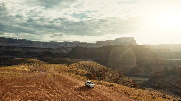 vista de drones: coche en el sendero shafer canyonlands - colorado plateau fotografías e imágenes de stock