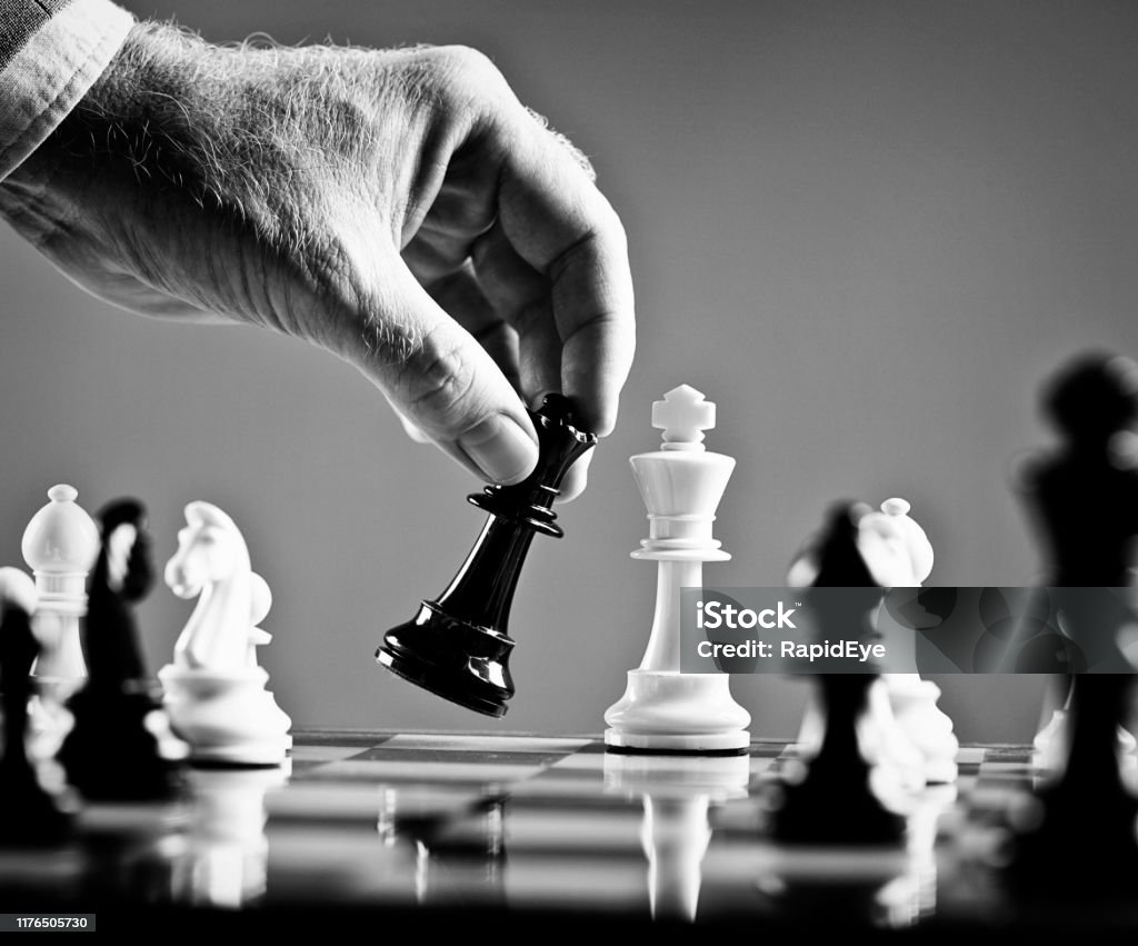 Foto de Checkmate Mão Faz Final Ganhando Movimento No Jogo De