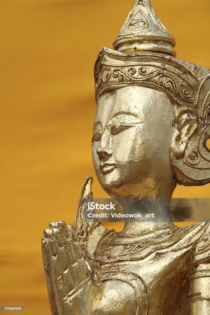 Femmina Statua in un tempio buddista - Foto stock royalty-free di Adulto