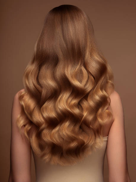 mujer rubia con el pelo largo y brillante - rizitos fotografías e imágenes de stock