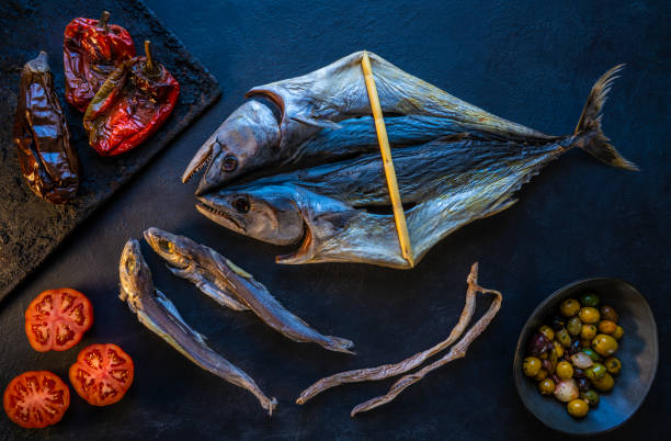 comida mediterránea con atún seco - pescado secado fotografías e imágenes de stock