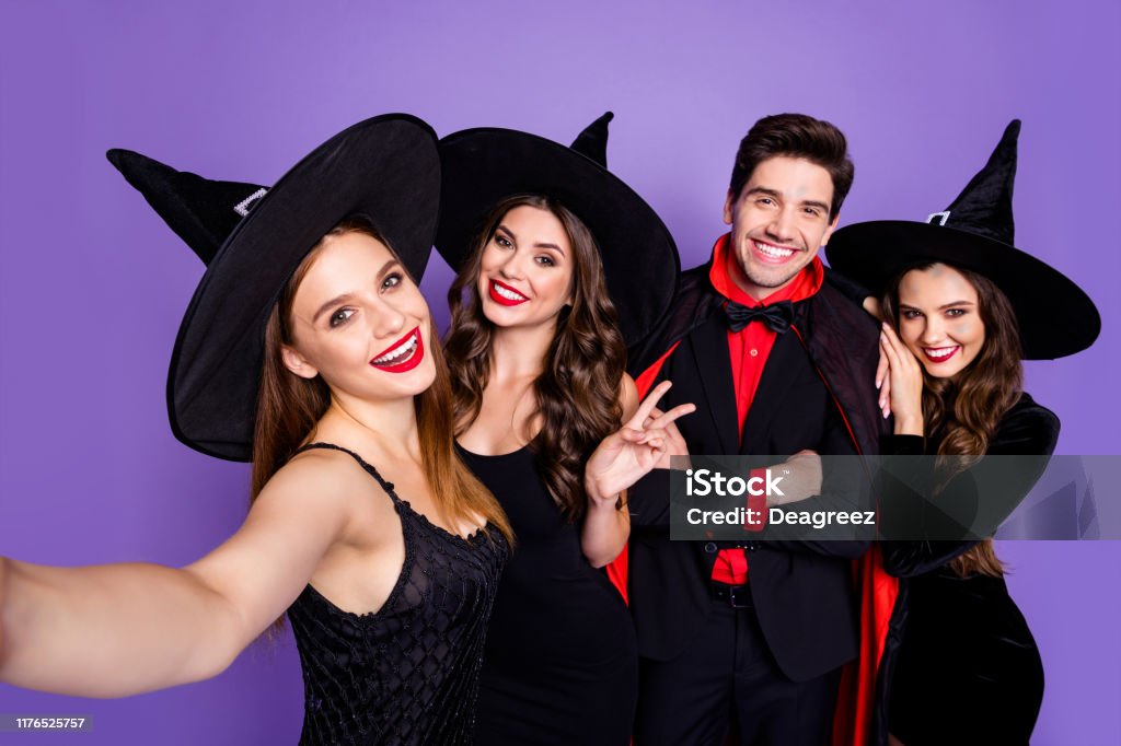 Foto De Cerca De Encantadoras Criaturas Místicas Hechiceras Con Vestidos Negros Tomar Selfie Hacer Vsignos En La Tradición Octubre Halloween Noche Fiesta Tema Aislado Sobre Fondo De Color Púrpura Violeta Foto de Foto De Cerca De Encantadoras Criaturas Místicas Hechiceras Con Vestidos Negros Tomar Selfie Hacer Vsignos En La Tradición Octubre Halloween Noche Fiesta Tema Aislado Sobre Fondo De Color Púrpura Violeta Foto de