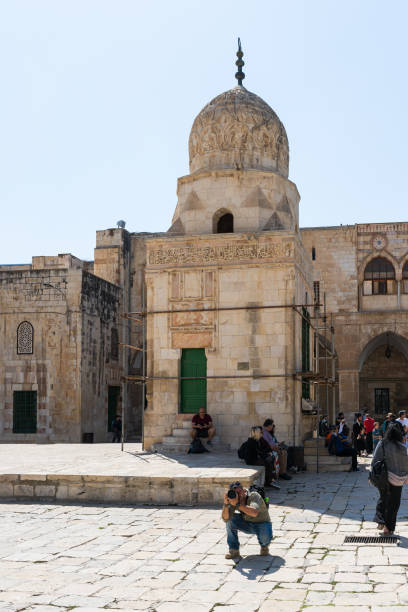 o bab el mastarak perto da abóbada do edifício da rocha no monte do templo na cidade velha em jerusalem, israel - el aqsa - fotografias e filmes do acervo