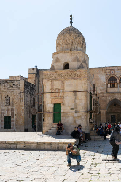 баб-эль-матарак рядом со зданием купола скалы на храмовой горе в старом городе в иерусалиме, израиль - el aqsa стоковые фото и изображения