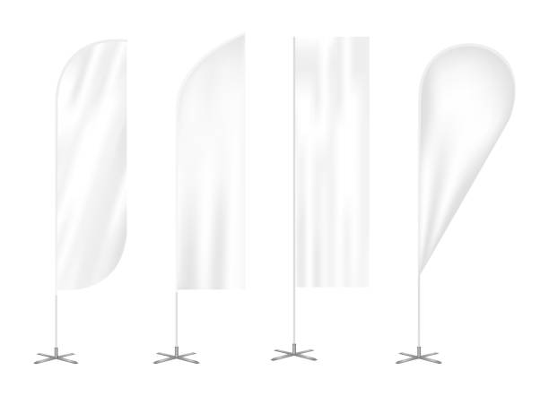4 개의 야외 수직 깃털 광고 프로모션 플래그의 벡터 세트입니다. 흰색에 고립 된 바람 블레이드, 눈물 방울과 직선 배너를 흔들. - 바람 stock illustrations