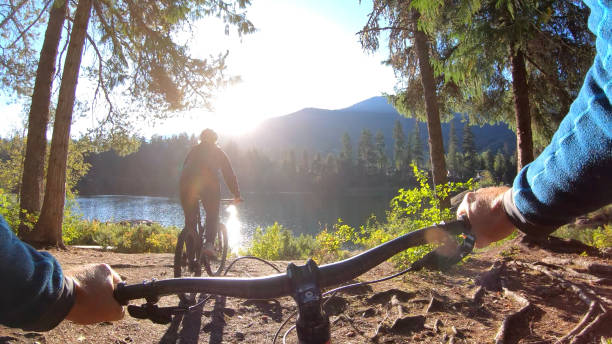 para rowerów przez las - personal perspective mountain biking mountain bike cycling zdjęcia i obrazy z banku zdjęć