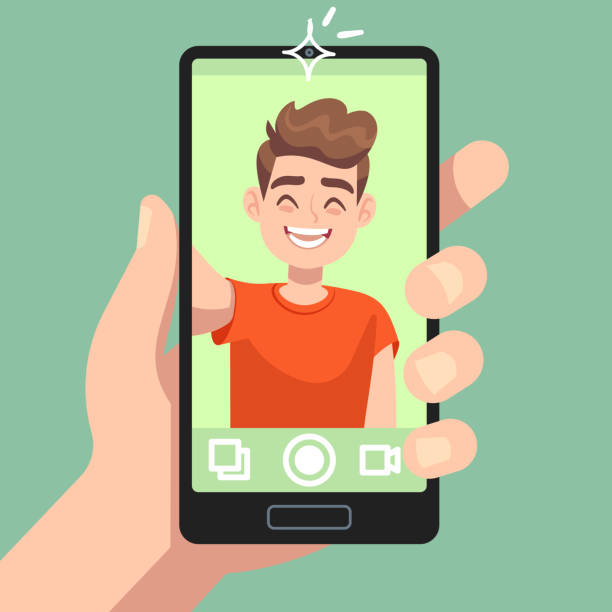 mężczyzna robi selfie na smartfonie. uśmiechnięta postać męska robiąca selfie zdjęcie z aparatem smartfona w koncepcji płaskiego wektora - using voice flash stock illustrations