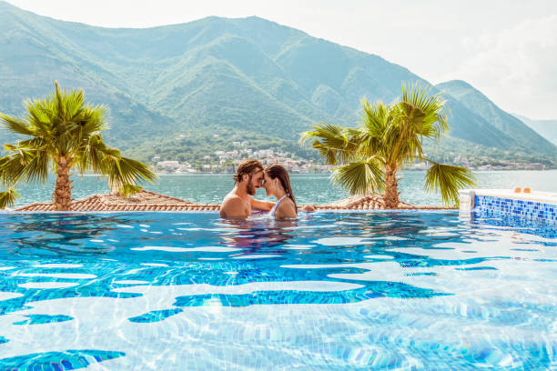 pareja joven teniendo tiempo de relax en la piscina - honeymoon beach swimming pool couple fotografías e imágenes de stock