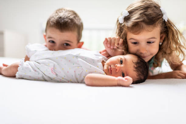 la nostra felice infanzia - sibling baby three people baby girls foto e immagini stock