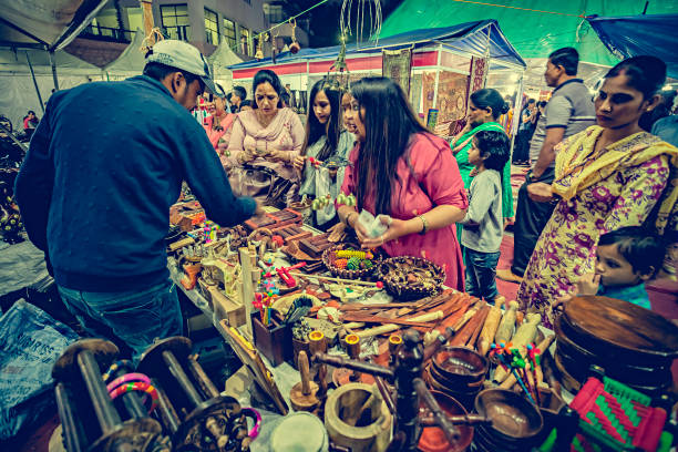 les femmes achètent sur le stand d'objets utilitaires en bois de la foire himachal utsav. - groupe moyen dobjets photos et images de collection