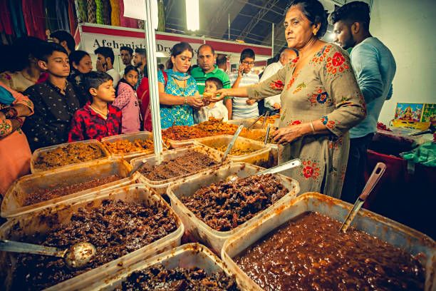 la gente compra en el puesto de pepinillos picantes en la feria himachal utsav. - india indian culture women market fotografías e imágenes de stock