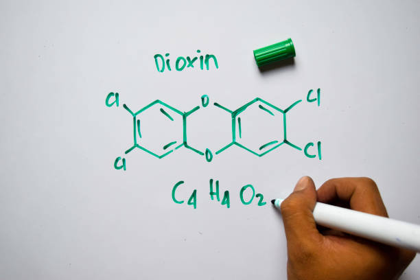 ホワイトボードに書かれたダイオキシン(c4,h4,o2)分子。構造化学式。教育の概念 - dioxin ストックフォトと画像