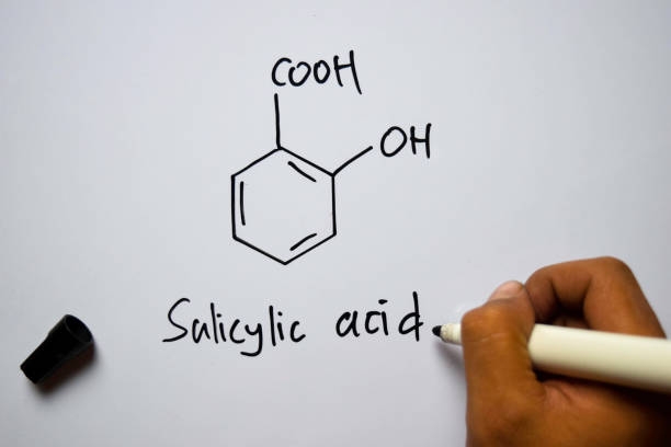 salicylic acid molecule written on the white board. structural chemical formula. education concept - hydrogen molecule white molecular structure imagens e fotografias de stock