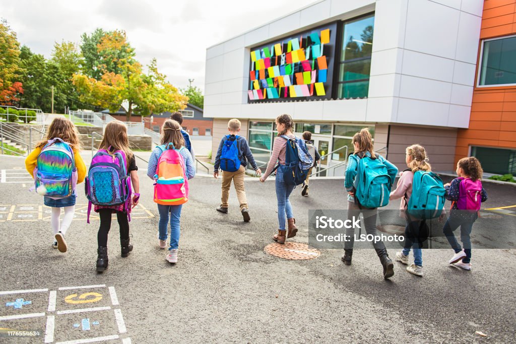 Gruppe von Kindern gehen in die Schule, Rückansicht - Lizenzfrei Bildung Stock-Foto