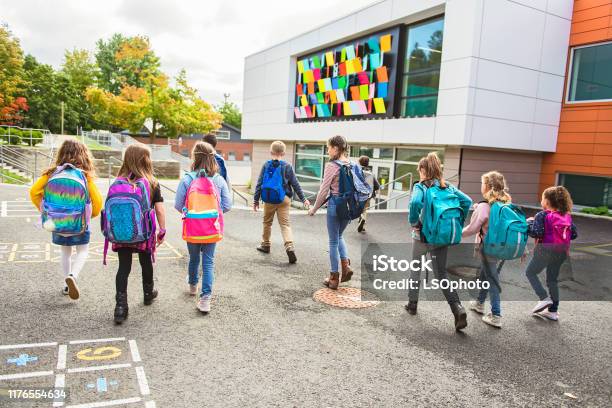 Gruppe Von Kindern Gehen In Die Schule Rückansicht Stockfoto und mehr Bilder von Bildung