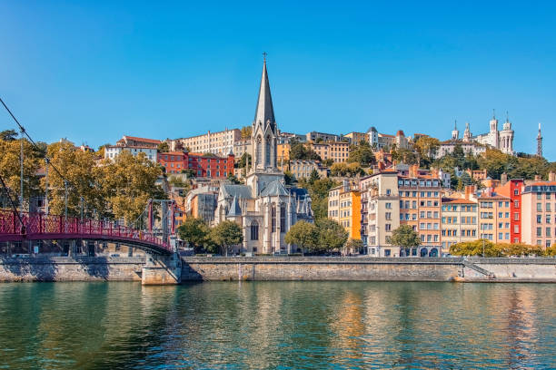 architektur in lyon - middle ages architecture and buildings place of worship church stock-fotos und bilder