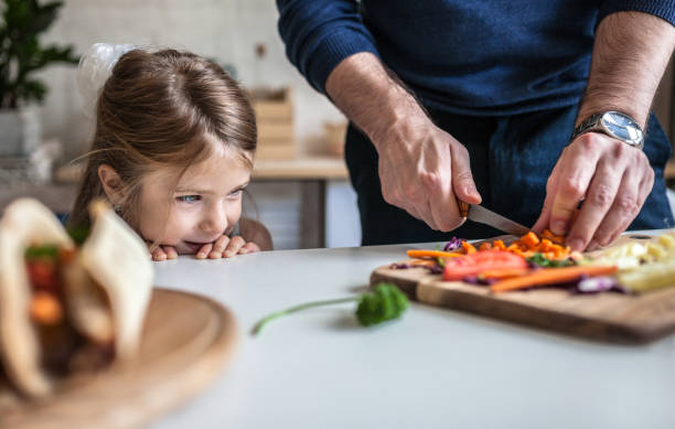 vater und tochter in der küche zu hause machen tortillas - schälen essen zubereiten stock-fotos und bilder