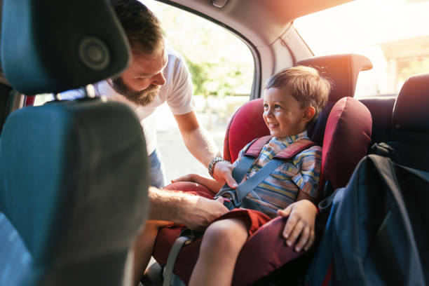 父は息子と一緒に旅行に行く - fastening ストックフォトと画像