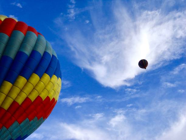 dwa balony na gorące powietrze w czystym niebie - hot air balloon california napa napa valley zdjęcia i obrazy z banku zdjęć