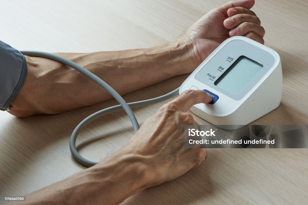 Selbstmessung des Blutdrucks zu Hause - Lizenzfrei Blutdruckmesser Stock-Foto