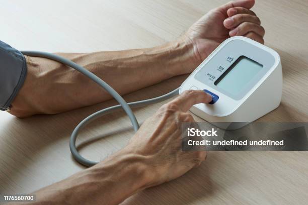 Selbstmessung Des Blutdrucks Zu Hause Stockfoto und mehr Bilder von Blutdruckmesser - Blutdruckmesser, Das Leben zu Hause, Digitalanzeige