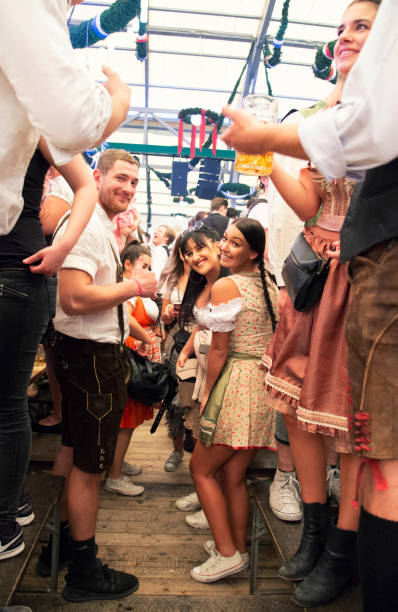 barraca da cerveja, octoberfest em munich, alemanha - lederhosen oktoberfest beer dancing - fotografias e filmes do acervo