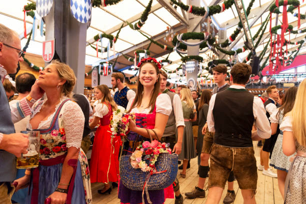 barraca da cerveja, octoberfest em munich, alemanha - lederhosen oktoberfest beer dancing - fotografias e filmes do acervo