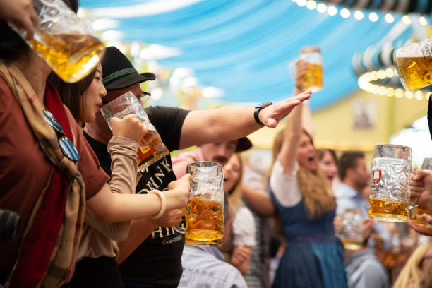 barraca da cerveja, octoberfest em munich, alemanha - lederhosen oktoberfest beer dancing - fotografias e filmes do acervo