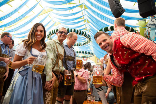 пивная палатка, октябрьский фестиваль в мюнхене, германия - german culture oktoberfest dancing lederhosen стоковые фото и изображения