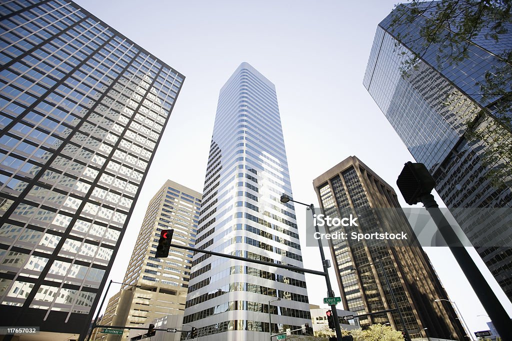 Rascacielos en cielo azul - Foto de stock de Denver libre de derechos