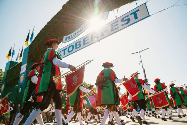 cartel de bienvenida con el desfile de apertura del oktoberfest en múnich. - germany carnival spectator group of people fotografías e imágenes de stock