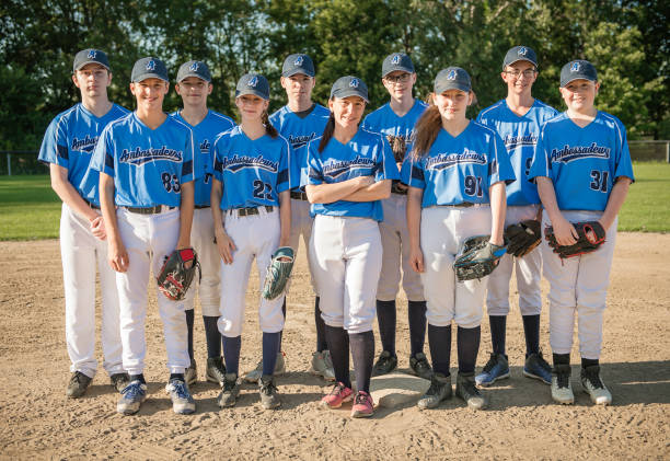 grupo de jogadores de beisebol que estão junto no campo de jogos - baseball cap cap men baseball - fotografias e filmes do acervo