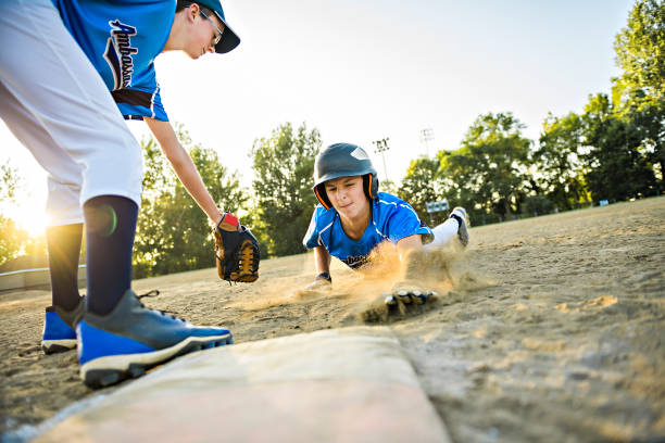 두 명의 야구 선수가 놀이터에서 함께 놀고 있습니다. 그들 중 목표에 슬라이드 - photography horizontal baseball team sport 뉴스 사진 이미지